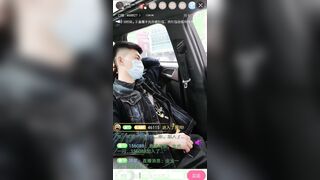 超帅弟弟被司机金钱收买在车里直播被玩大鸡巴