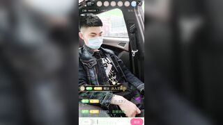 超帅弟弟被司机金钱收买在车里直播被玩大鸡巴