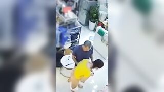 强奸全部都是真实发生非剧情苦苦哀求的少女们一边哭一边求救