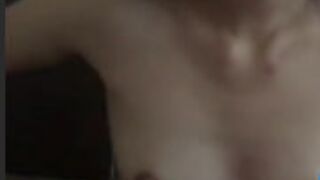 饥渴亚裔少女看到肉棒就启动小嘴榨汁机还吃了一顿天然淫养品