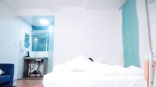 小小探花郎重金约到极品女神啪啪温柔的舔弄大鸡巴