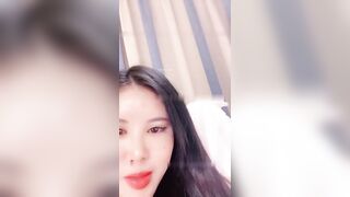 高跟吊带黑丝大奶痴女和狼友激情啪啪