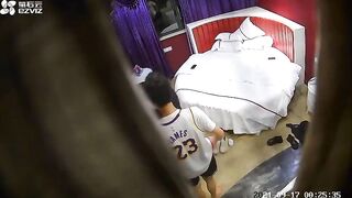 情趣酒店摄像头偷拍高校篮球队长与小迷妹开房