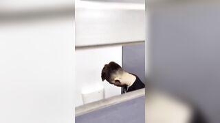 公厕偷拍被发现