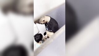 公厕偷拍被发现