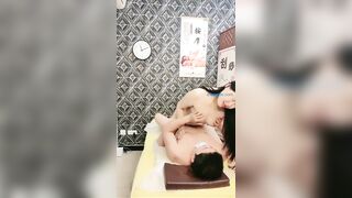勾引按摩店老板娘风韵犹存的老板娘给你按摩