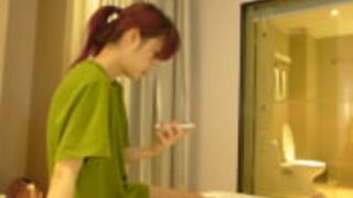 带漂亮女友开房啪啪没想到她超主动吃肉棒讨操